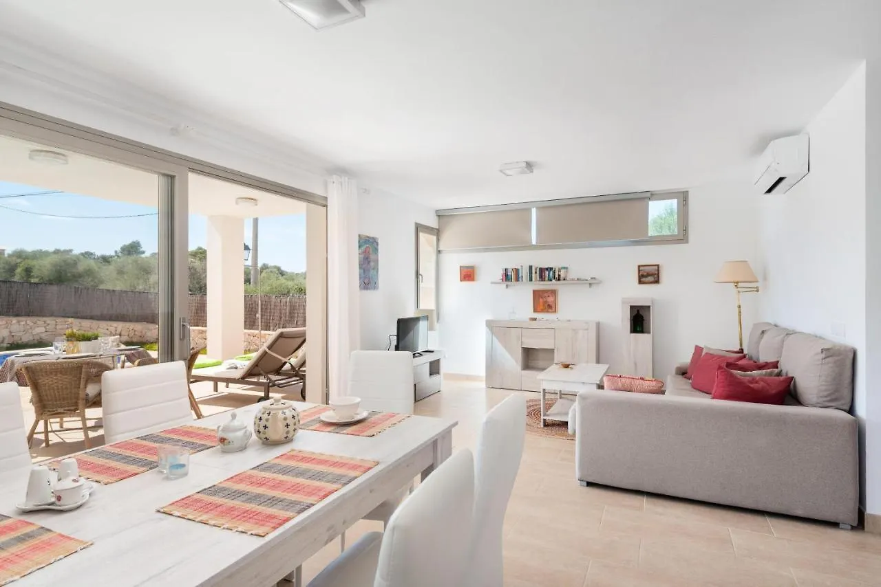 Garlanda 1 Villa Cala Llombards