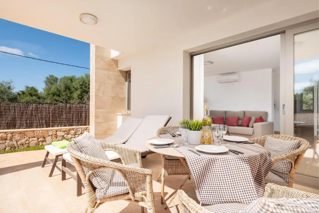 Garlanda 1 Villa Cala Llombards