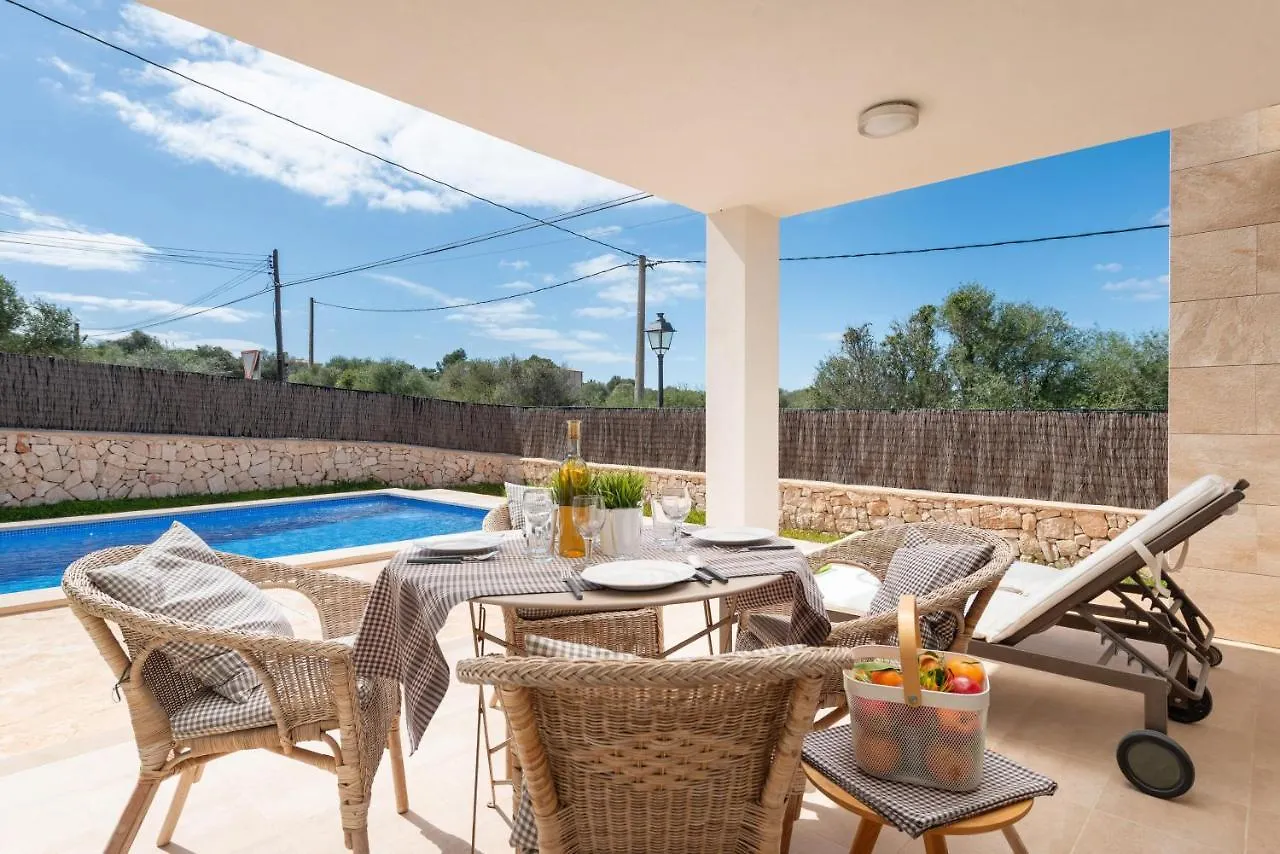 Garlanda 1 Villa Cala Llombards
